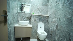 Shower, rainfall showerhead, free toiletries, slippers