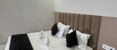 Espacio para trabajar con un portátil y tabla de planchar con plancha