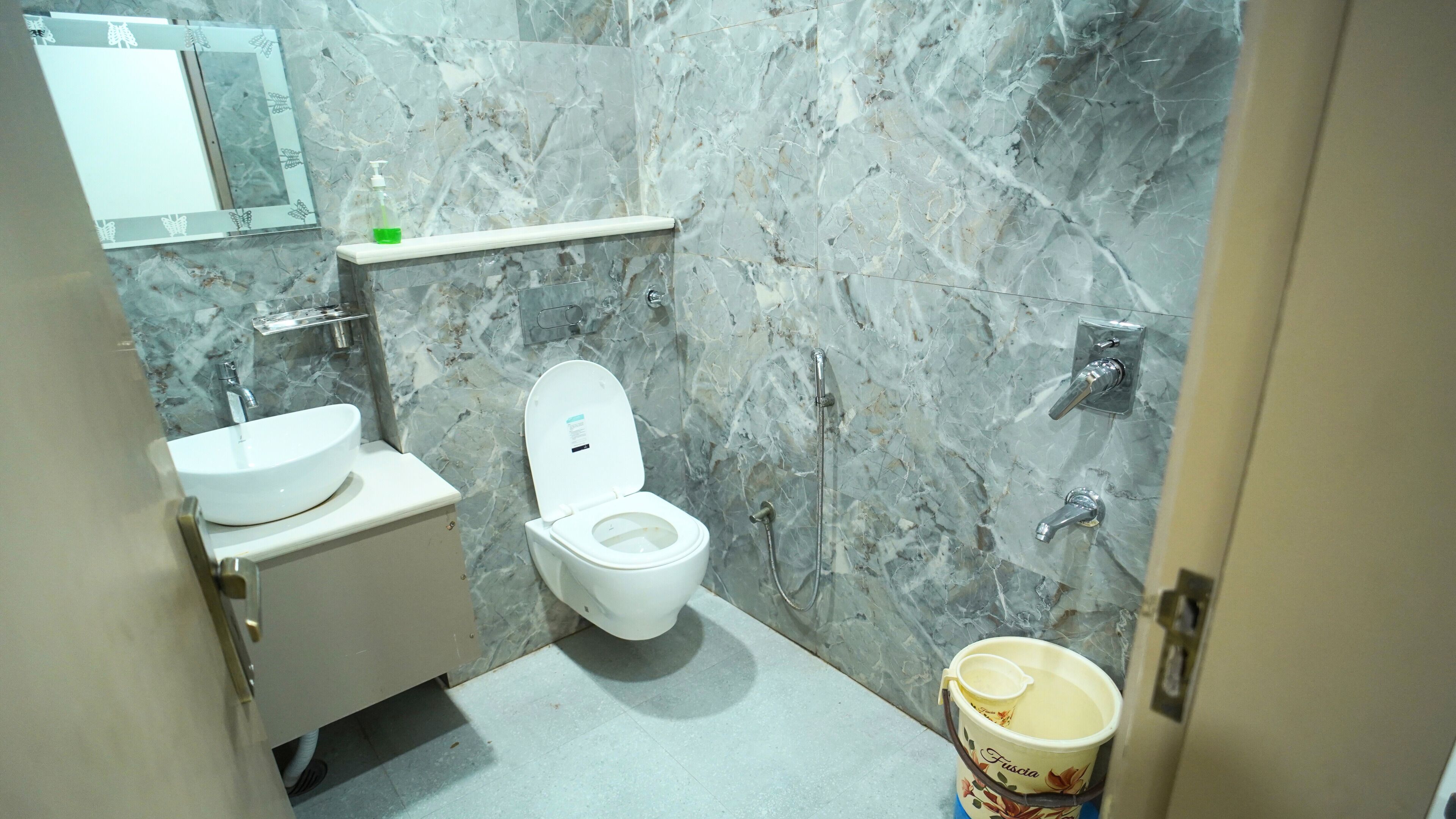 Chuveiro, chuveiro com efeito de chuva, produtos de toalete grátis 