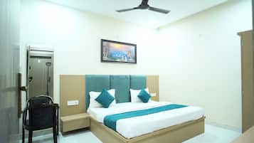 Laptop workspace, iron/ironing board, free WiFi, bed sheets