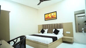 Deluxe szoba, 1 hálószobával, kilátással a városra | Laptophoz jól használható munkafelület és vasaló/vasalódeszka