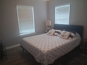 3 bedrooms, iron/ironing board, internet, bed sheets