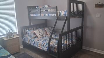 3 habitaciones, tabla de planchar con plancha, internet y ropa de cama