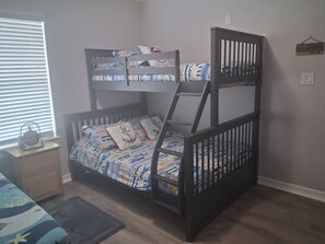 3 bedrooms, iron/ironing board, internet, bed sheets