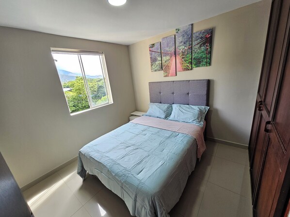 3 slaapkamers, een strijkplank/strijkijzer, wifi, beddengoed