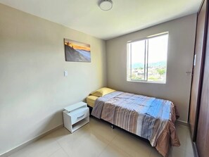 3 bedrooms, iron/ironing board, WiFi, bed sheets - Your Retreat in Roldanillo! (Roldanillo)