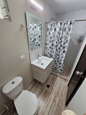Shower, hair dryer, towels, toilet paper - Your Retreat in Roldanillo! (Roldanillo)
