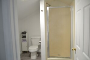 Shower, hair dryer, towels, soap - Charming studio in peaceful Long Beach with AC (Long Beach)