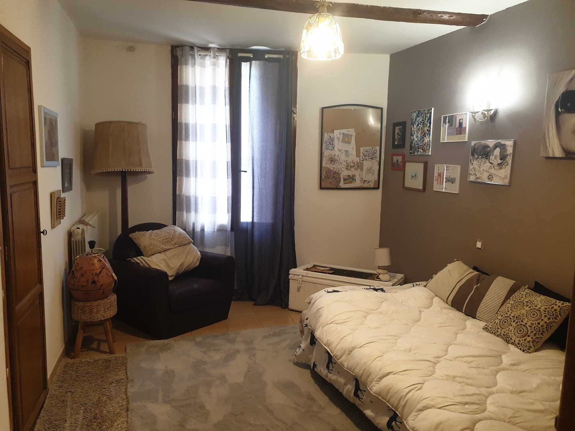 Tabla de planchar con plancha, wifi y ropa de cama 