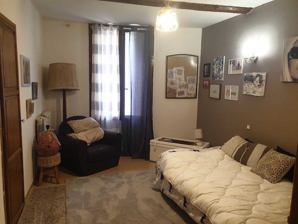 Iron/ironing board, WiFi, bed sheets
