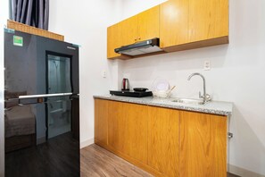 Standard Double Room | Private kitchen | Fridge, stovetop, cookware/dishes/utensils, spices