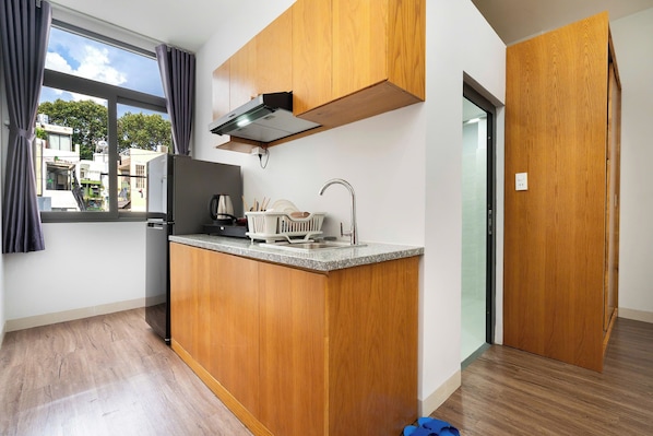 Habitació executiva | Cuina privada | Frigorífic, placa de cuina i utensilis de cuina, vaixella i coberteria