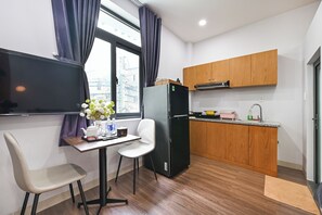 Habitación estándar doble | Cocina privada | Frigorífico, placa de cocina, utensilios de cocina y especias