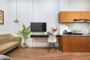 Quarto casal luxo | Escrivaninha, cortinas blackout, quartos à prova de som