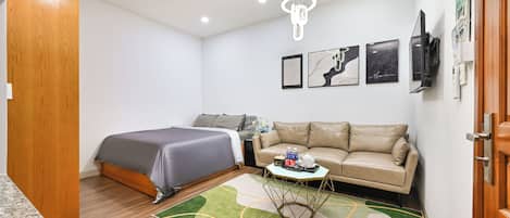 Executive Room | Desk, blackout drapes, soundproofing, free WiFi