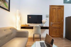 Deluxe Double Room | Desk, blackout drapes, soundproofing, free WiFi