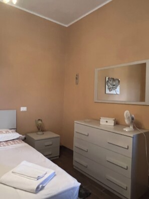 3 chambres, fer et planche à repasser, Wi-Fi, draps fournis