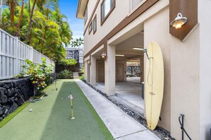 Property grounds - Kailani Vista - 3-Story Oceanfront Home w/ Hot Tub, Elevator & Putting Green (Kailua Kona)