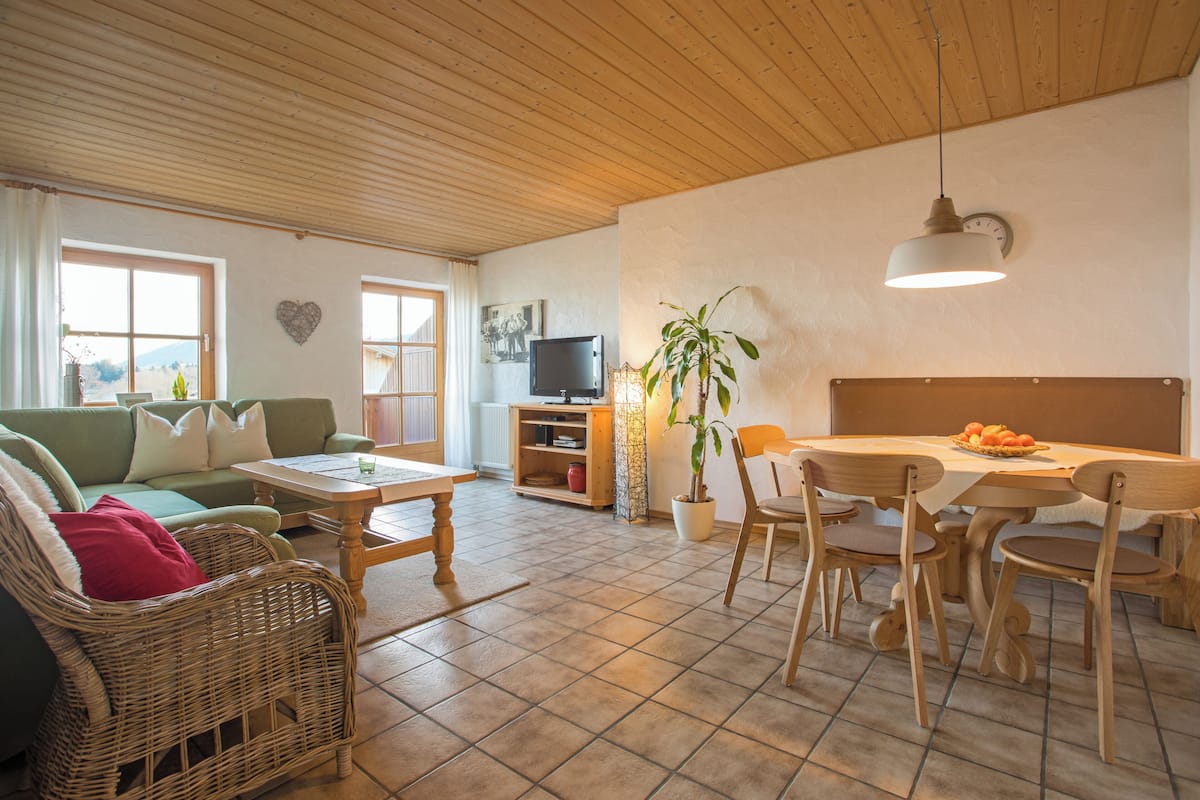 Appartement, plusieurs lits, balcon, vue lac | Coin séjour
