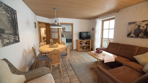 Apartment, 3 Schlafzimmer, Küche, Seeblick | Wohnbereich | 43-Zoll-Flachbildfernseher mit Satellitenempfang