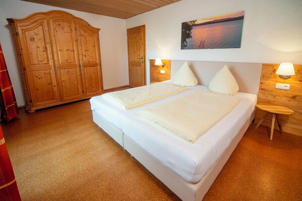Appartement, 3 chambres, cuisine, vue lac | Coffres-forts dans les chambres, rideaux occultants, Wi-Fi gratuit