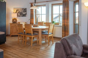 Appartamento, 2 camere da letto, vista giardino | Pasti in camera