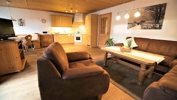 Apartment, 2 Schlafzimmer, Küche, Bergblick | Wohnbereich | 43-Zoll-Flachbildfernseher mit Satellitenempfang