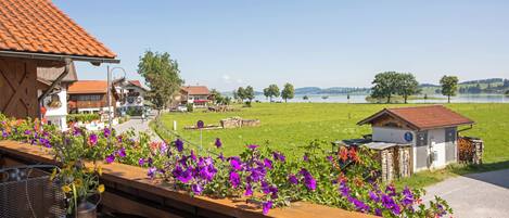 Departamento, 3 habitaciones, cocina, vista al lago | Ropa de cama hipoalergénica y caja de seguridad en la habitación