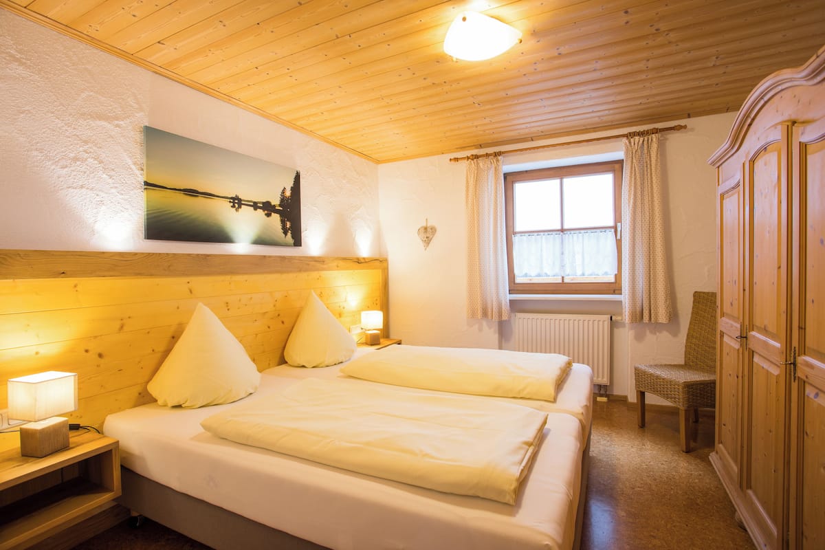Appartement, 2 chambres, cuisine, vue montagne | Coffres-forts dans les chambres, rideaux occultants, Wi-Fi gratuit