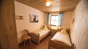 Huoneisto, 3 makuuhuonetta, keittiö, järvinäköala | Allergiatestatut vuodevaatteet, tallelokero huoneessa, pimennysverhot