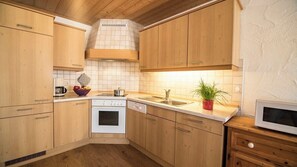 Huoneisto, 2 makuuhuonetta, keittiö, vuoristonäköala | Yksityinen keittiö | Jääkaappi, mikroaaltouuni, uuni, liesi