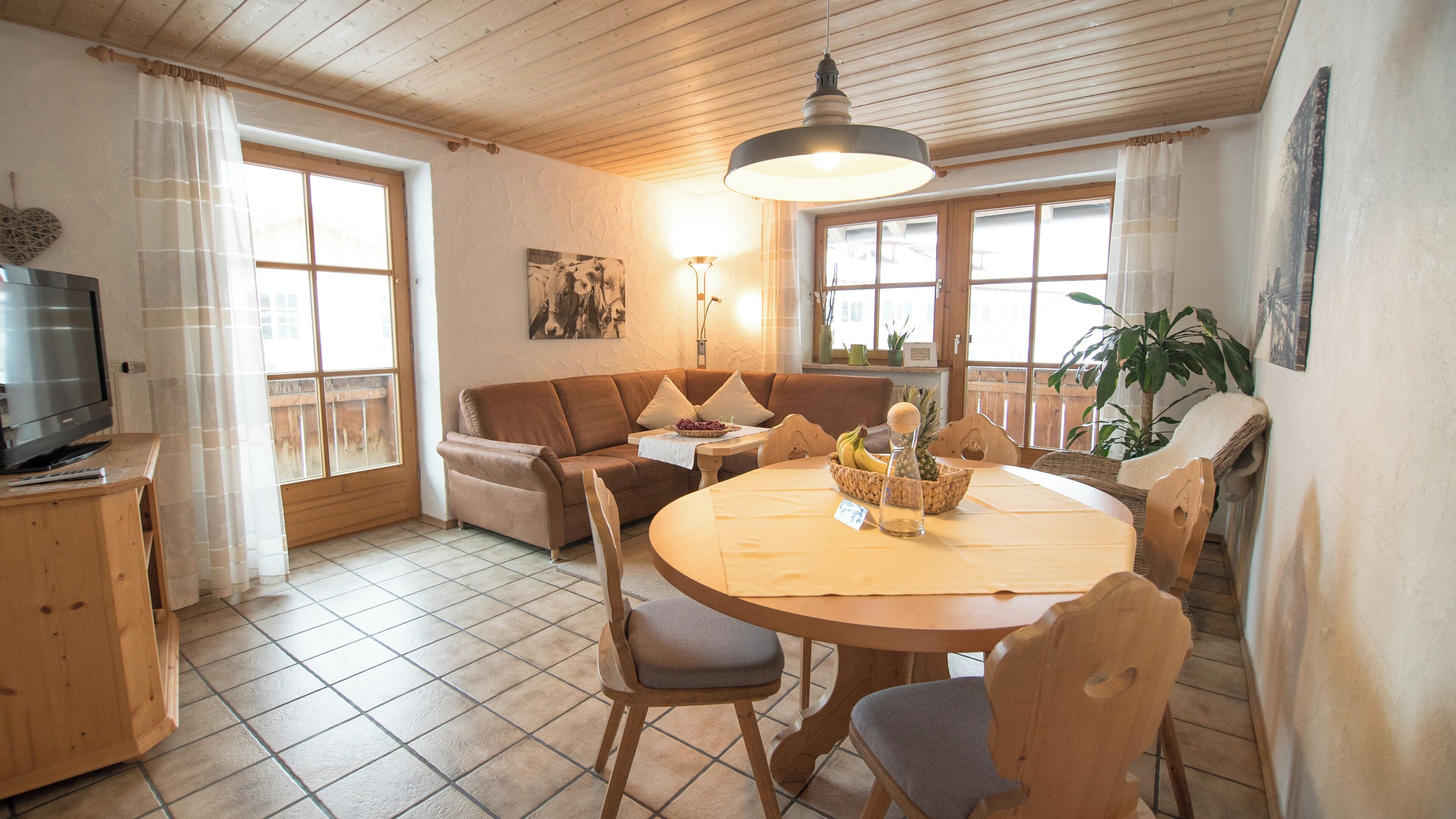 公寓, 3 間臥室, 廚房, 湖景 | 起居區 | 43-吋平面電視、衛星頻道、乒乓球、書籍