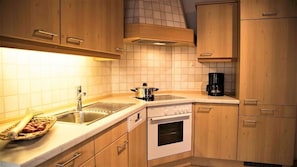 Apartamento, 2 quartos, vista para a montanha | Cozinha privada | Geladeira, micro-ondas, fogão, cooktop