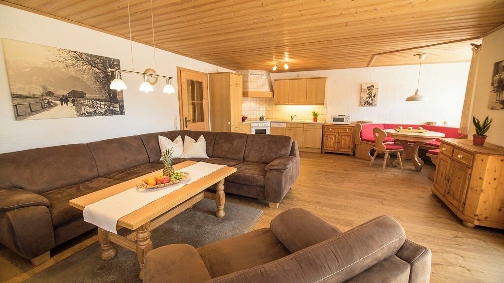 公寓, 2 間臥室, 廚房, 山景 | 起居區 | 43-吋平面電視、衛星頻道、乒乓球、書籍