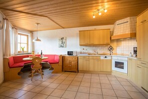 Appartement, 2 chambres, vue montagne | Coin séjour