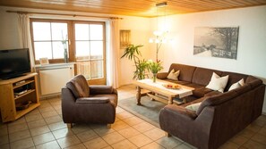 TV a schermo piatto, tavolo da ping pong, libri