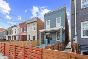 Exterior - 
 Fully Furnished to Your Hearts Content! 
 Perfect for temporary and long term. (Washington)