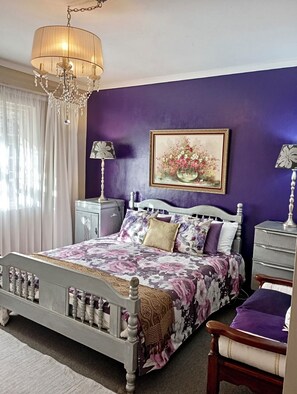 2 habitaciones, caja de seguridad en la habitación y escritorio 