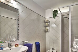 Ducha, secador de pelo, bidet, toallas