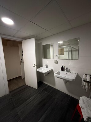 Chambre Triple | Salle de bain