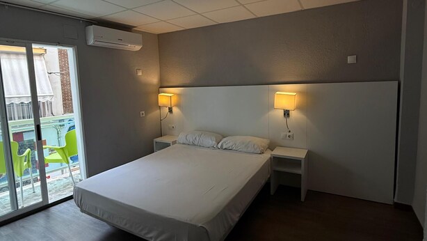Habitación con 1 cama matrimonial o 2 individuales | Escritorio y ropa de cama 