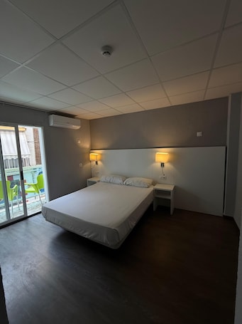 Escritorio y ropa de cama