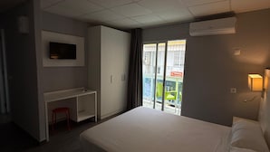 Habitación con 1 cama matrimonial o 2 individuales | Escritorio y ropa de cama 