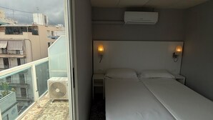 Habitación con 1 cama matrimonial o 2 individuales | Escritorio y ropa de cama 