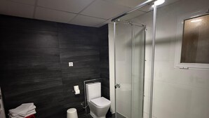 Habitación triple básica | Baño