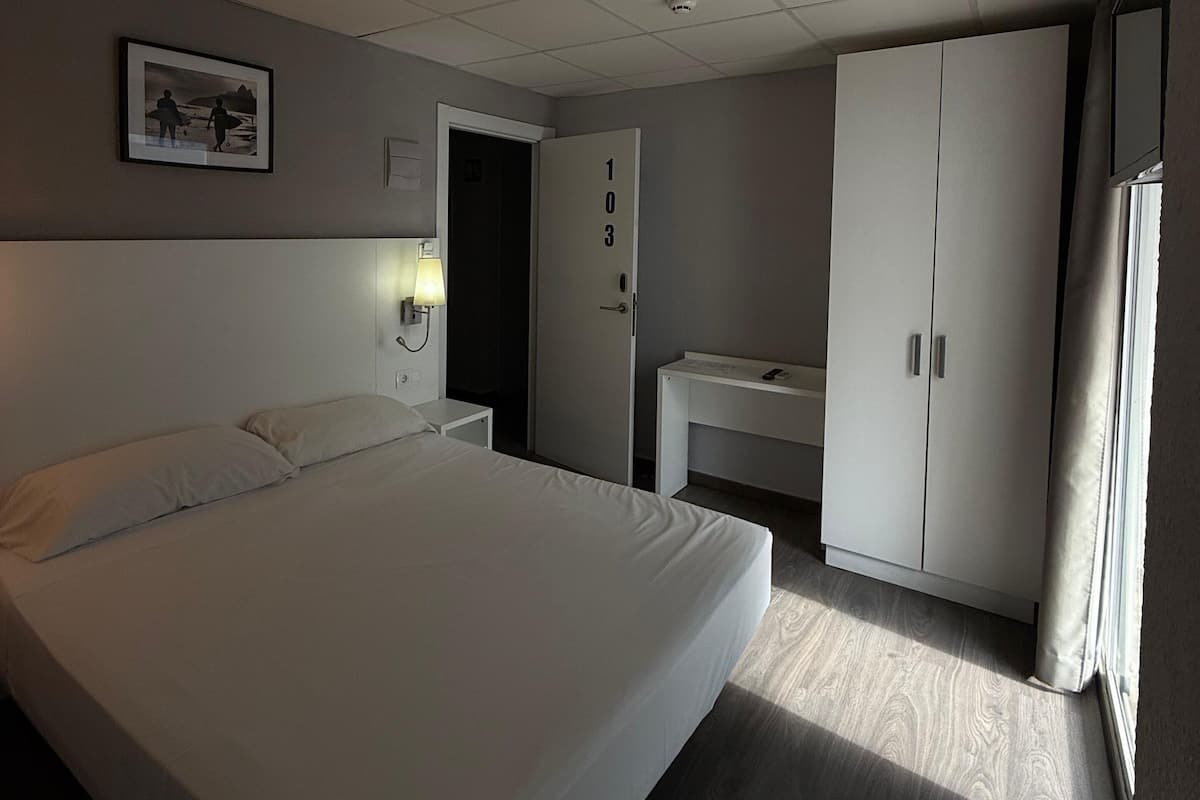 Escritorio y ropa de cama