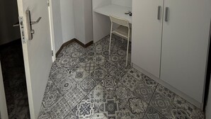 Escritorio y ropa de cama 