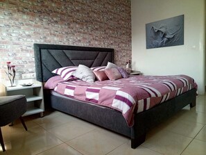 2 bedrooms, iron/ironing board, Internet, bed sheets - Apartment in Tilal Fanar, Terrace, great for BBQ, pools, wifi,gym,parking,security (Al Maten)