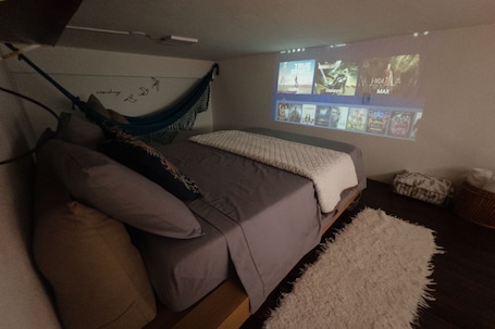 1 bedroom, iron/ironing board, WiFi, bed sheets. Charming loft in BH