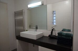 Secador de pelo, toallas, jabón y papel higiénico